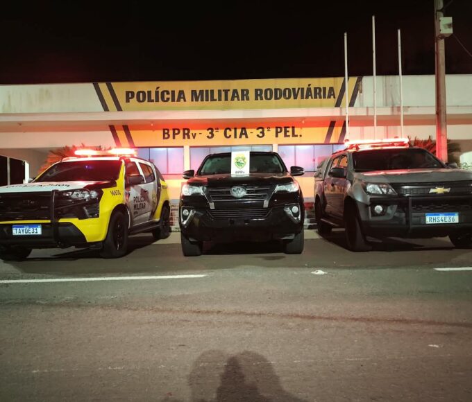 Abordagem foi realizada por equipes da ROTAM durante a Operação F.A.R.O.; caminhonete Toyota Hilux SW4 havia sido furtada em Umuarama e seria levada para Guaíra, segundo a Polícia Rodoviária.