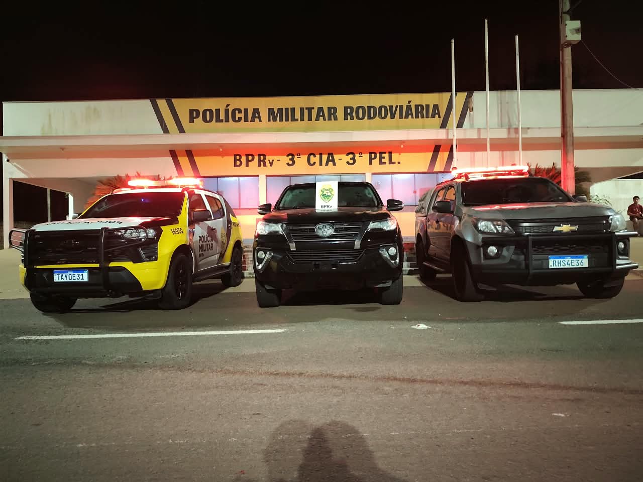 Abordagem foi realizada por equipes da ROTAM durante a Operação F.A.R.O.; caminhonete Toyota Hilux SW4 havia sido furtada em Umuarama e seria levada para Guaíra, segundo a Polícia Rodoviária.